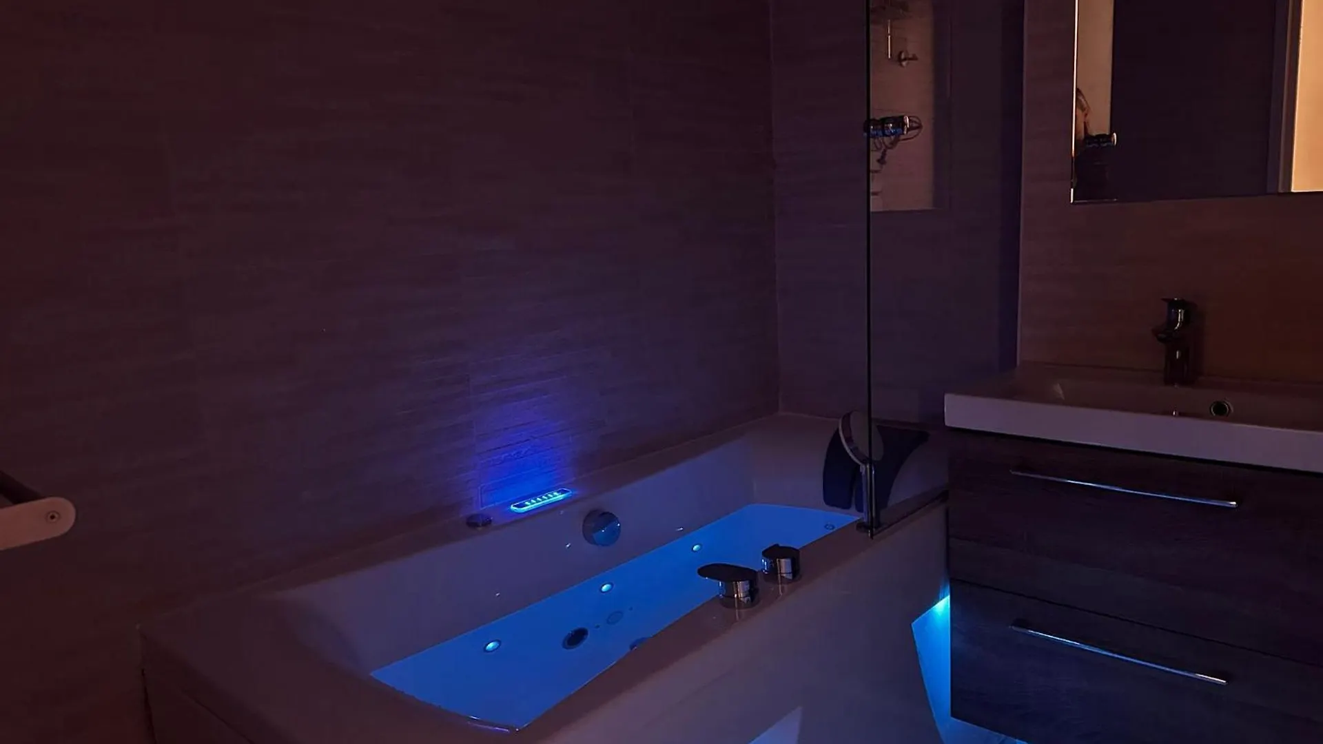 Loveroom Adults Only Jacuzzi Vieille Ville Annecy 0*,  France